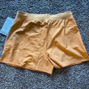 Lululemon shorts! License to train HR 4 in size 12